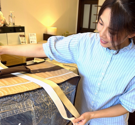 FineOneラッピングをする接客スタッフ