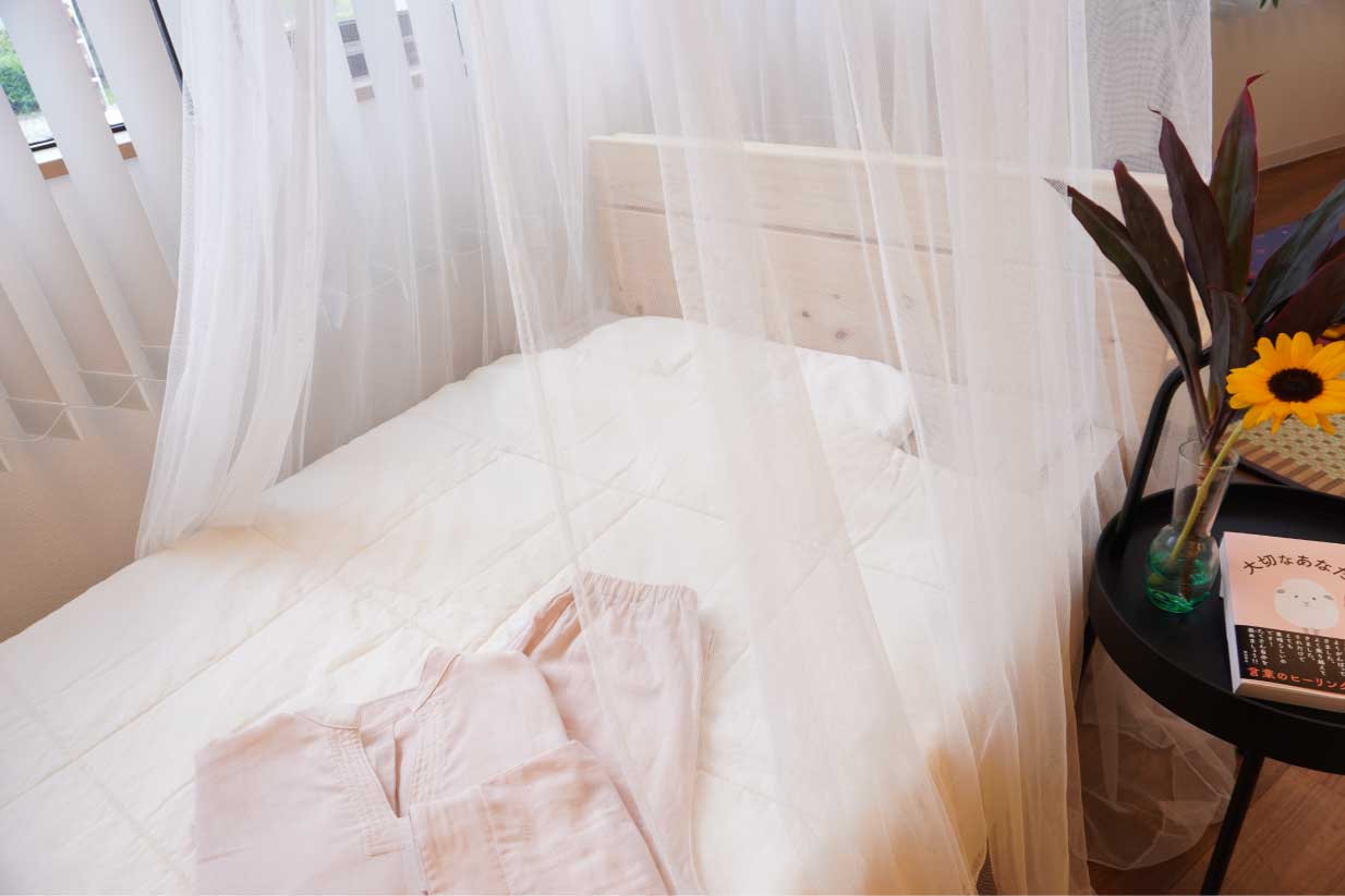 冷感寝具って本当に涼しい？接触冷感と天然素材（麻・綿）の違いを睡眠のプロが解説 | 布団（掛け布団）