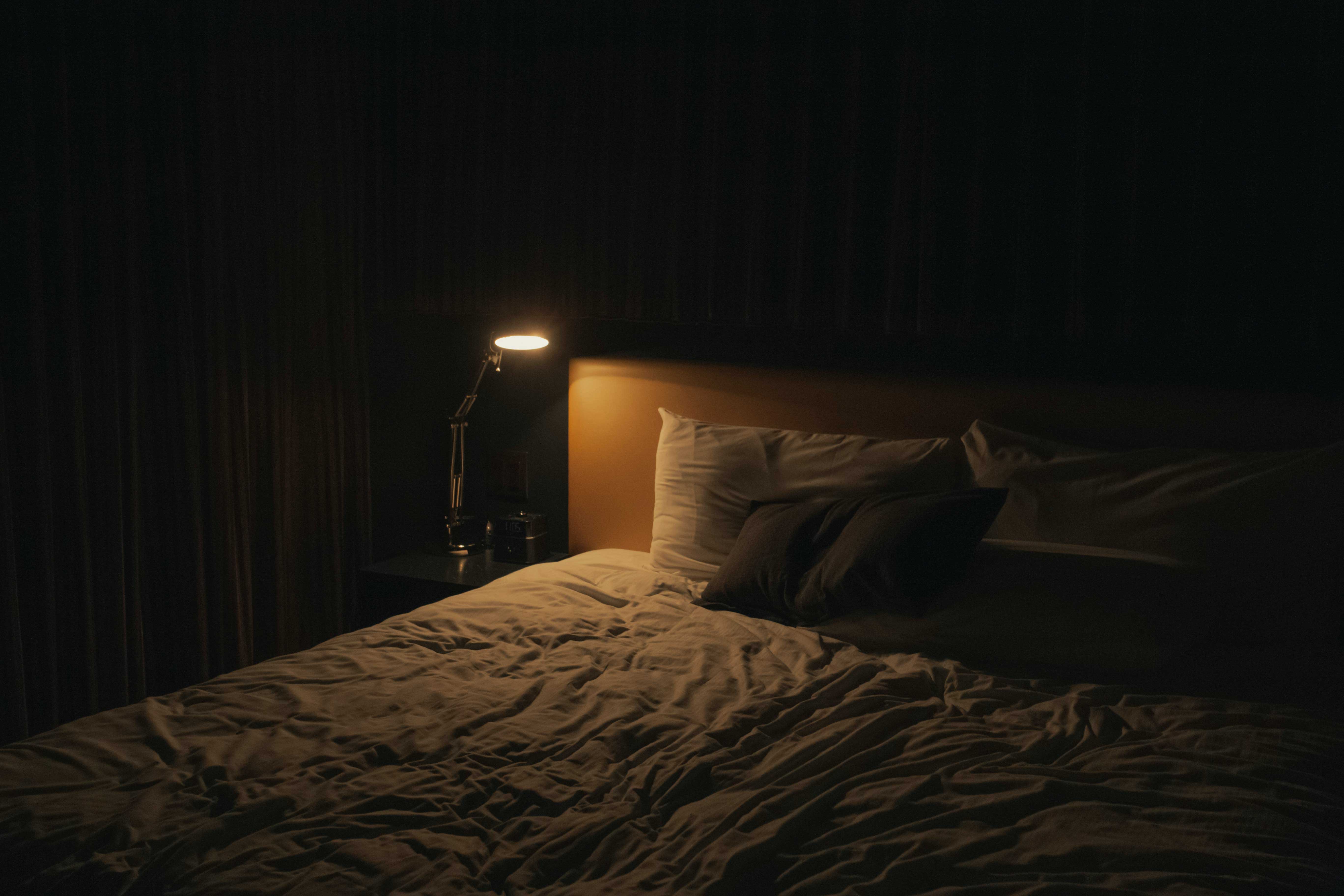 夜になっても眠くならないのはなぜ？眠れない夜に見直したい習慣 | 睡眠時の問題